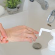 洗面所で手洗い