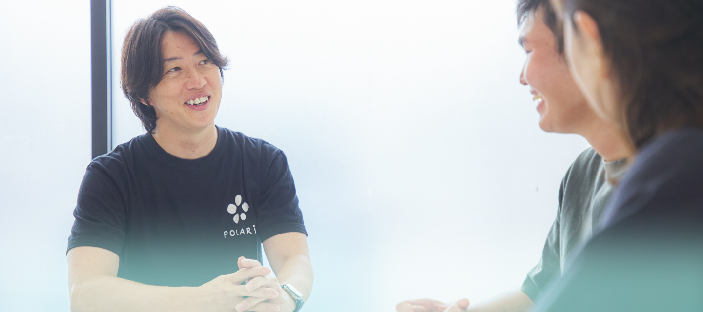 職員が遠藤様に語りかけている様子。