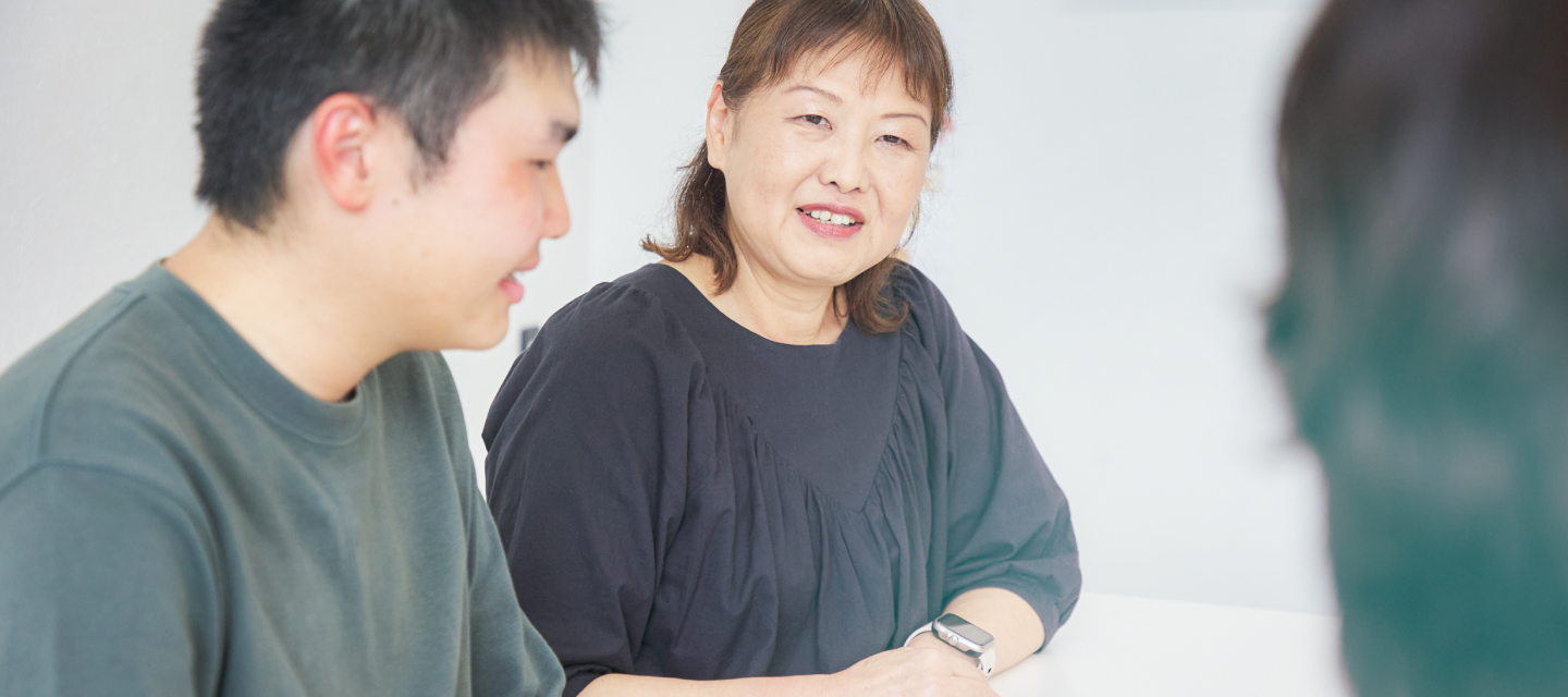 遠藤様がこちら向きに語りかけている様子。