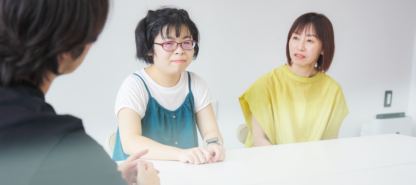 二人の人物が正面を向いて写っている様子。