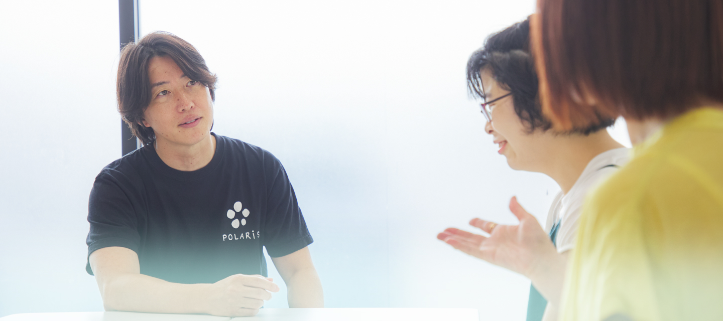 画面の左に職員がこちらを向いて語りかけている様子。