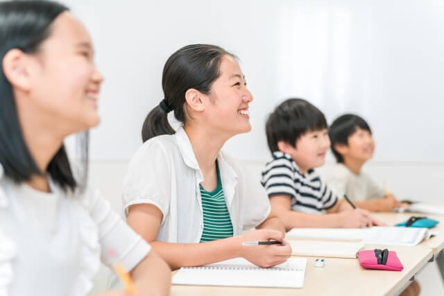 楽しそうに授業を受ける子供たち