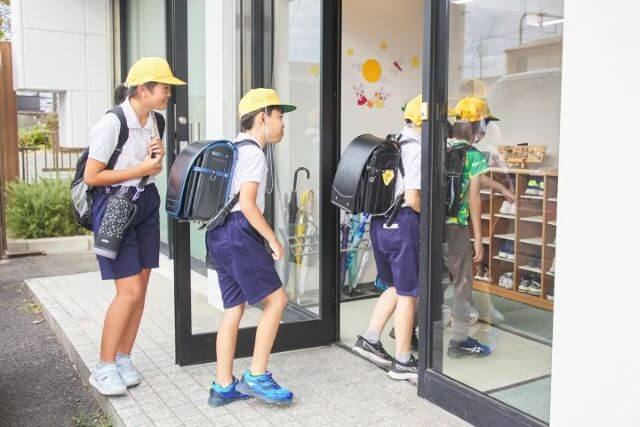 学校に入るランドセルを背負った子供たち