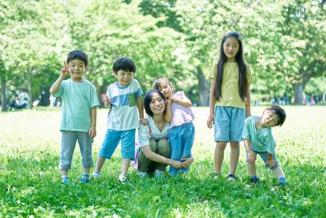 公園で楽しく遊ぶ子供たち