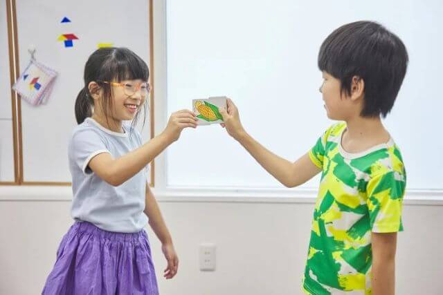 楽しくおもちゃで遊ぶ二人の子供