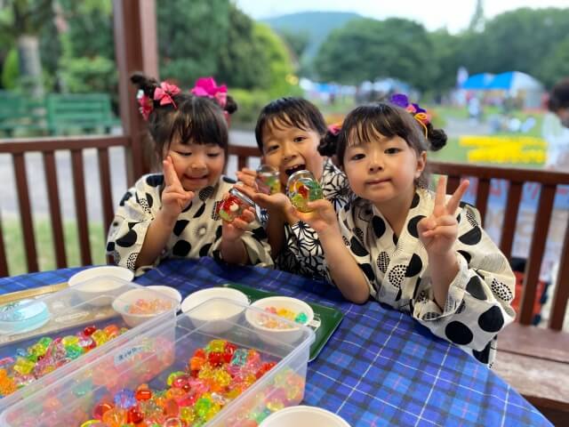 縁日で楽しむかわいい浴衣の子供たち