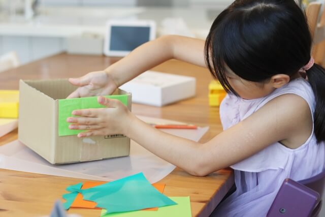工作を楽しむ女の子と箱