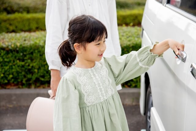 車のドアを開ける女の子