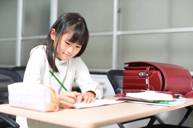 教室で勉強する小学生の女の子