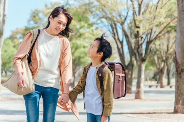 公園を散歩する親子の暖かい交流