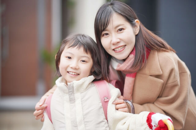 笑顔の親子が手をつなぐシーン
