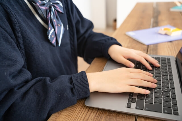 パソコンでタイピングする学生