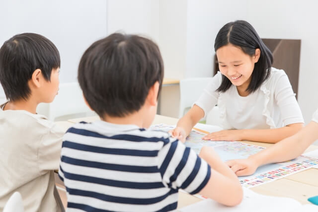 教師と子供たちが勉強する様子