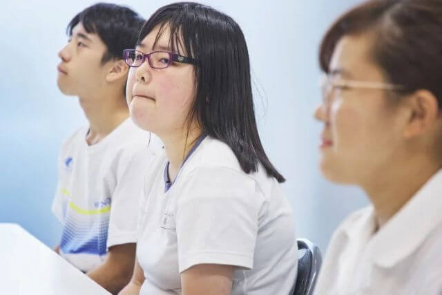 真剣に授業を聞く三人の生徒たち