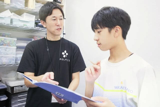 資料を見ながら会話する二人